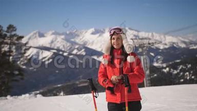 山地滑雪场女滑雪者特写肖像。 穿着滑雪服和滑雪护目镜看着摄像机和